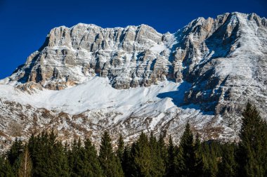 Kışın güzel dağ manzarası 