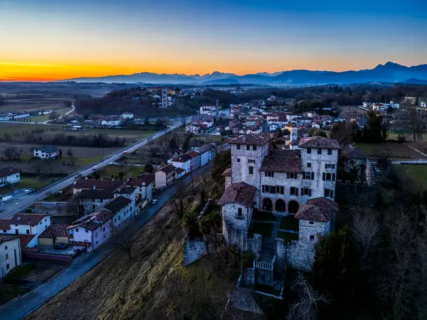 Cassacco malikanesinin günbatımı manzarası. İnci üç Friuli tepesi