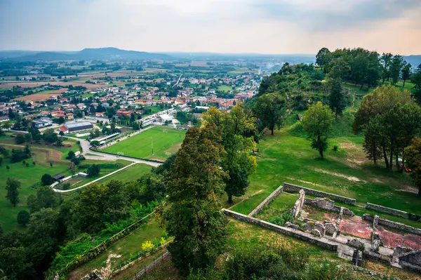 Osoppo Kalesi veya Osoppo 'daki Fortezza di Osoppo harabeleri, Udine, İtalya