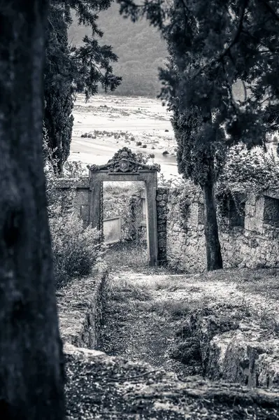 Osoppo Kalesi veya Osoppo 'daki Fortezza di Osoppo harabeleri, Udine, İtalya