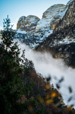 Kışın güzel dağ manzarası 