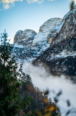 Kışın güzel dağ manzarası 