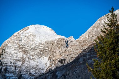 Kışın güzel dağ manzarası 