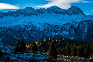 Kışın güzel dağ manzarası 