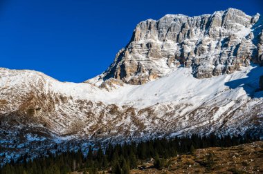 Kışın güzel dağ manzarası 