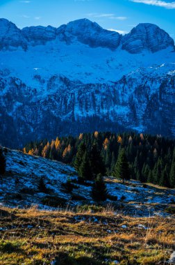 Yüksek dağların nefes kesici manzarası. İtalya 