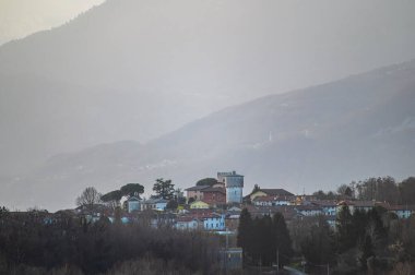 Dağlardaki güzel şehir manzarası, seyahat  