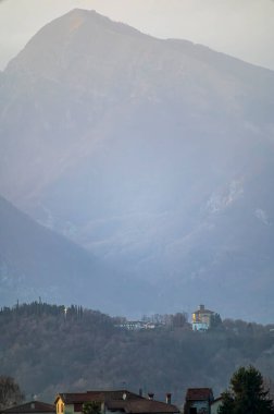 Dağlardaki güzel şehir manzarası, seyahat  