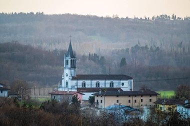 Dağlardaki güzel şehir manzarası, seyahat  