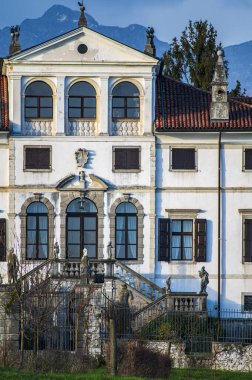 Montegnacco 'daki Venedik villasında günbatımı ışıkları. Villa Gallici Deciani. Cassacco