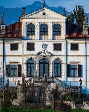 Montegnacco 'daki Venedik villasında günbatımı ışıkları. Villa Gallici Deciani. Cassacco
