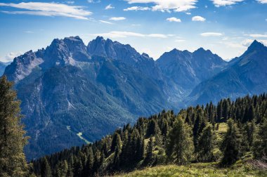 İtalya 'nın güzel dağ manzarası. Doğa