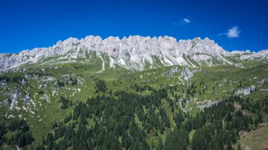İtalya 'nın güzel dağ manzarası. Doğa