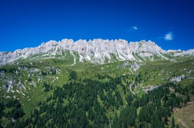 İtalya 'nın güzel dağ manzarası. Doğa