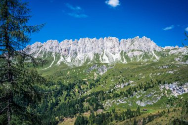 İtalya 'nın güzel dağ manzarası. Doğa