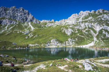 İtalya 'nın Olbe kentindeki Sappada göllerinin manzarası