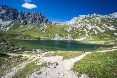 Doğu Dolomitleri. Sappada, Olbe Gölü. Yüksek dağların nefes kesici manzarası.