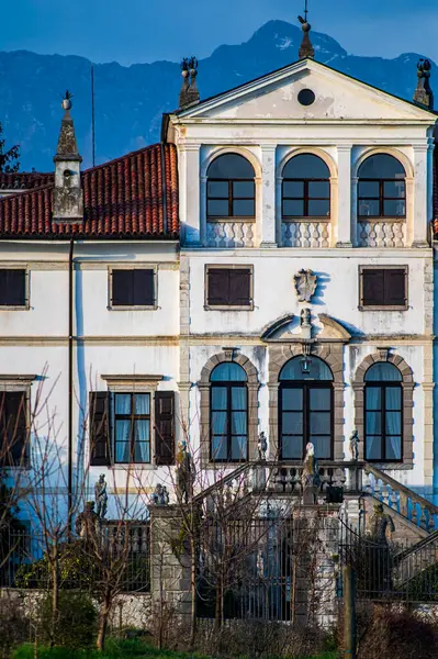 Montegnacco 'daki Venedik villasında günbatımı ışıkları. Villa Gallici Deciani. Cassacco