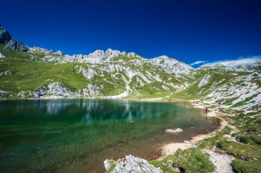 Doğu Dolomitleri. Sappada, Olbe Gölü. Yüksek dağların nefes kesici manzarası.
