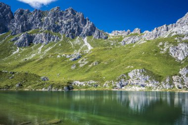 Doğu Dolomitleri. Sappada, Olbe Gölü. Yüksek dağların nefes kesici manzarası.