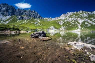 Doğu Dolomitleri. Sappada, Olbe Gölü. Yüksek dağların nefes kesici manzarası.