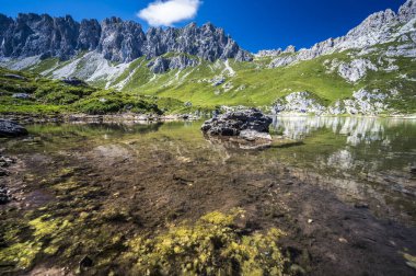 Doğu Dolomitleri. Sappada, Olbe Gölü. Yüksek dağların nefes kesici manzarası.