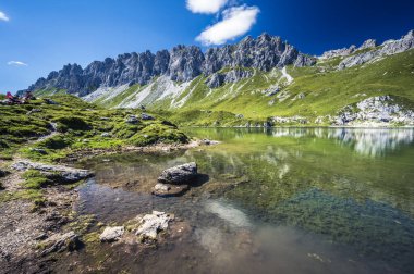 Doğu Dolomitleri. Sappada, Olbe Gölü. Yüksek dağların nefes kesici manzarası.