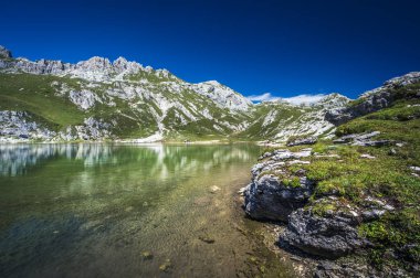 Doğu Dolomitleri. Sappada, Olbe Gölü. Yüksek dağların nefes kesici manzarası.