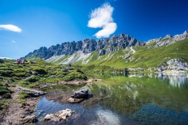 Doğu Dolomitleri. Sappada, Olbe Gölü. Yüksek dağların nefes kesici manzarası.