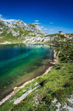 Doğu Dolomitleri. Sappada, Olbe Gölü. Yüksek dağların nefes kesici manzarası.