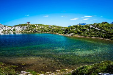 Doğu Dolomitleri. Sappada, Olbe Gölü. Yüksek dağların nefes kesici manzarası.