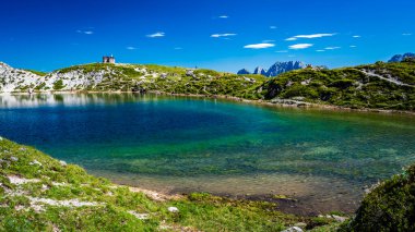 Doğu Dolomitleri. Sappada, Olbe Gölü. Yüksek dağların nefes kesici manzarası.