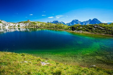 Doğu Dolomitleri. Sappada, Olbe Gölü. Yüksek dağların nefes kesici manzarası.