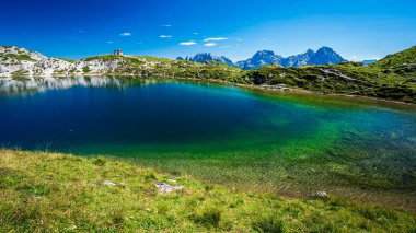 Doğu Dolomitleri. Sappada, Olbe Gölü. Yüksek dağların nefes kesici manzarası.