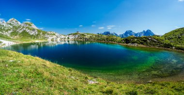 Doğu Dolomitleri. Sappada, Olbe Gölü. Yüksek dağların nefes kesici manzarası.