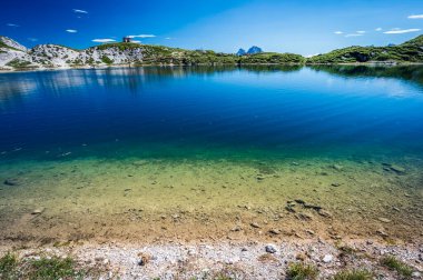 Doğu Dolomitleri. Sappada, Olbe Gölü. Yüksek dağların nefes kesici manzarası.