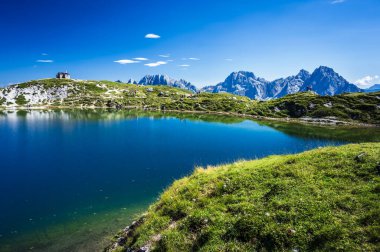 Doğu Dolomitleri. Sappada, Olbe Gölü. Yüksek dağların nefes kesici manzarası.