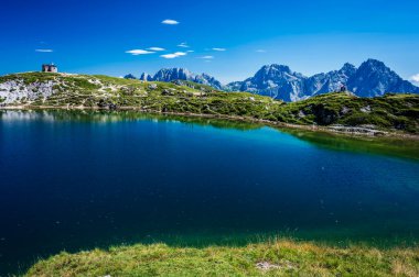 Doğu Dolomitleri. Sappada, Olbe Gölü. Yüksek dağların nefes kesici manzarası.