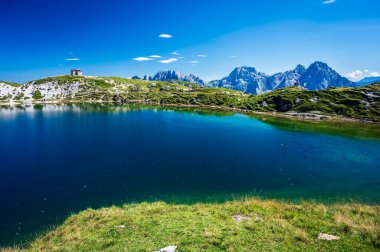 Doğu Dolomitleri. Sappada, Olbe Gölü. Yüksek dağların nefes kesici manzarası.