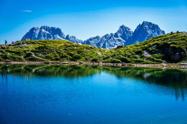 Doğu Dolomitleri. Sappada, Olbe Gölü. Yüksek dağların nefes kesici manzarası.