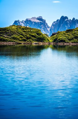 Doğu Dolomitleri. Sappada, Olbe Gölü. Yüksek dağların nefes kesici manzarası.