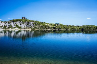 Doğu Dolomitleri. Sappada, Olbe Gölü. Yüksek dağların nefes kesici manzarası.