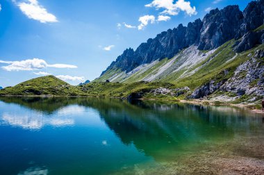 Doğu Dolomitleri. Sappada, Olbe Gölü. Yüksek dağların nefes kesici manzarası.