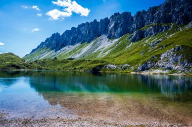 Doğu Dolomitleri. Sappada, Olbe Gölü. Yüksek dağların nefes kesici manzarası.