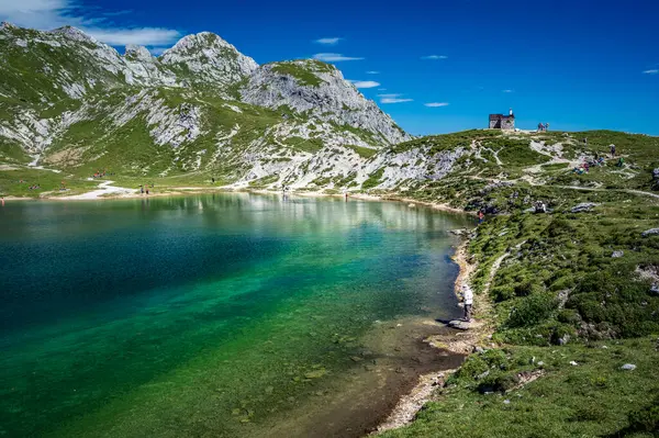 Doğu Dolomitleri. Sappada, Olbe Gölü. Yüksek dağların nefes kesici manzarası.