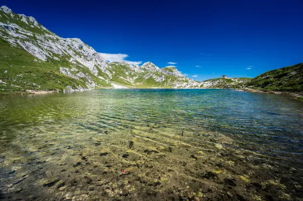 Doğu Dolomitleri. Sappada, Olbe Gölü. Yüksek dağların nefes kesici manzarası.