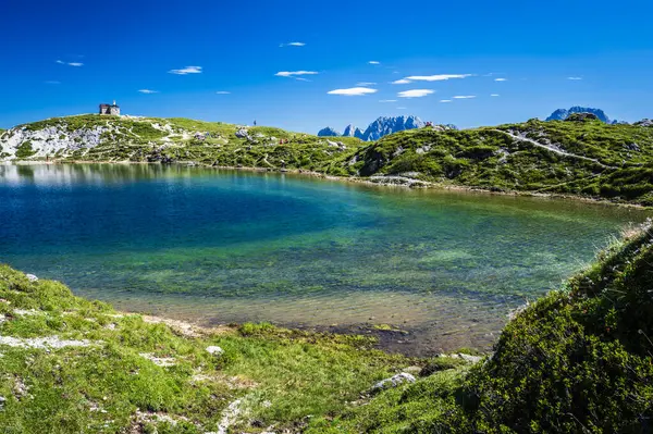 Doğu Dolomitleri. Sappada, Olbe Gölü. Yüksek dağların nefes kesici manzarası.