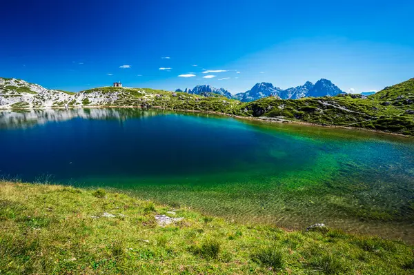 Doğu Dolomitleri. Sappada, Olbe Gölü. Yüksek dağların nefes kesici manzarası.