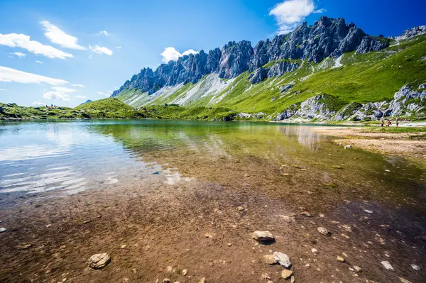 Doğu Dolomitleri. Sappada, Olbe Gölü. Yüksek dağların nefes kesici manzarası.