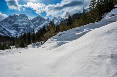 Dağları ve doğası olan güzel kış manzarası 